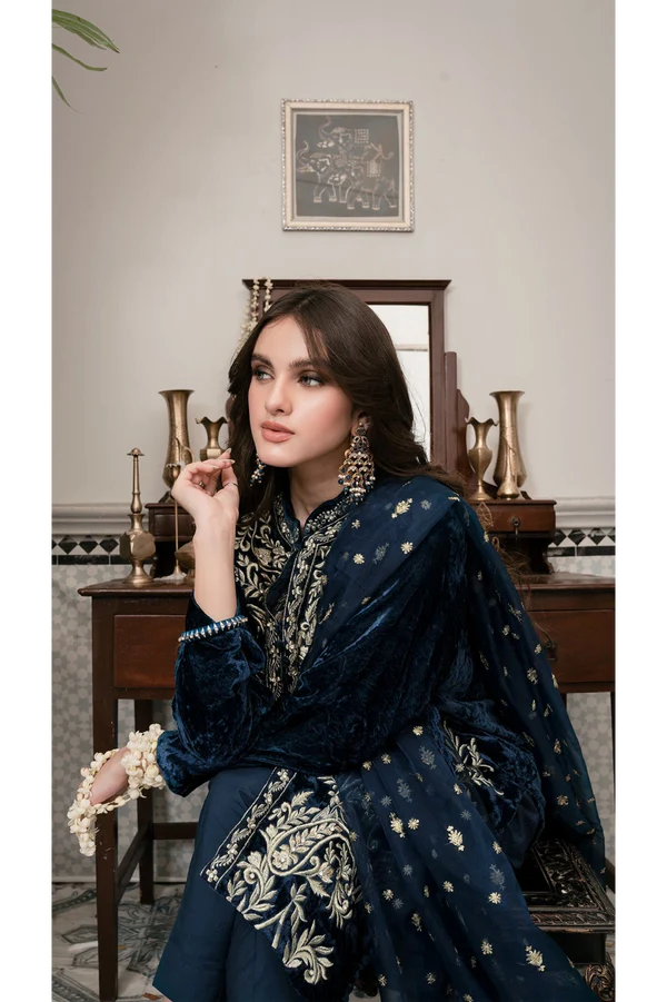 3PCS Embroidered Velvet 3-Piece Dress with Embroidered Organza Velvet Winter Collection 3055